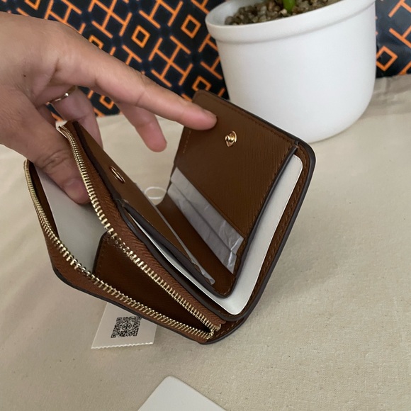 NWT , tory burch Emerson mini wallet brown - Picture 7 of 10